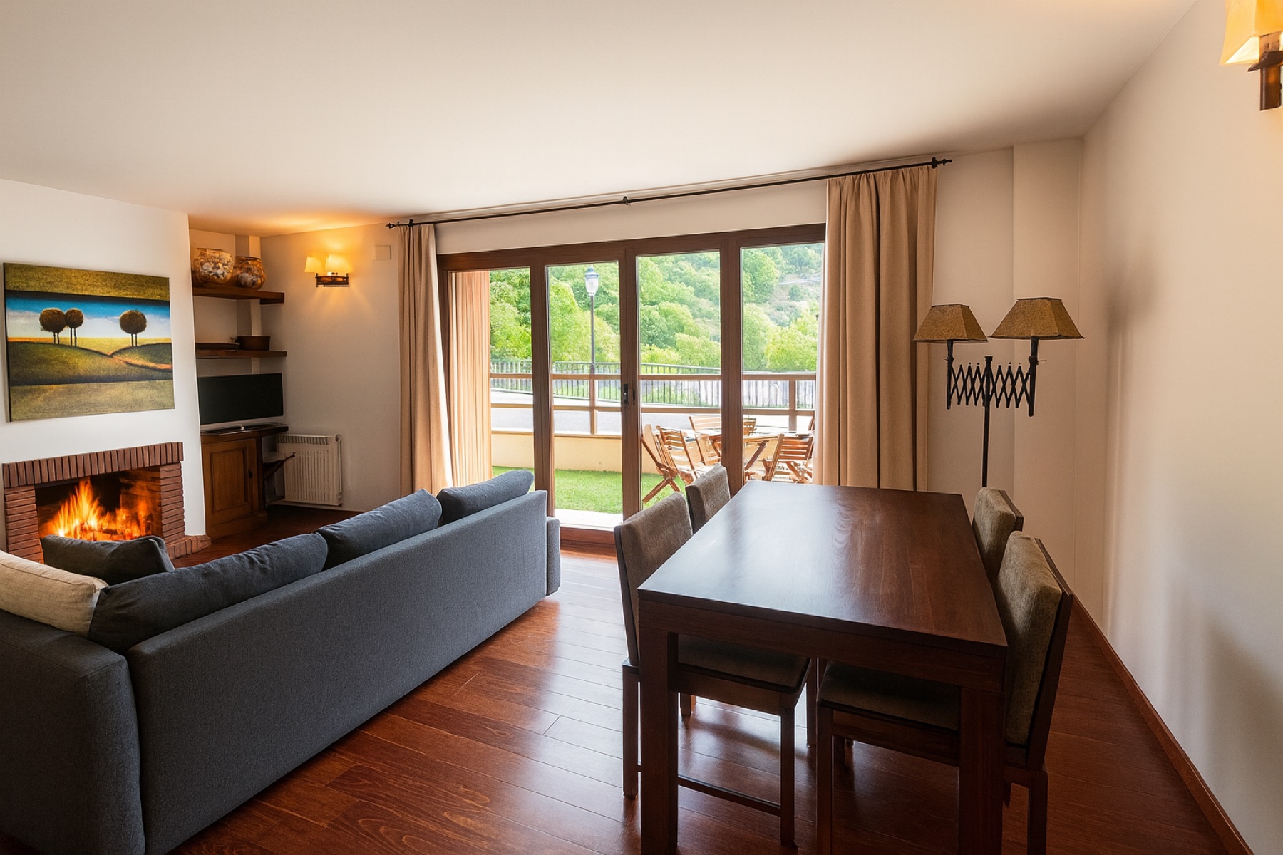 Sala d’estar amb llar de foc